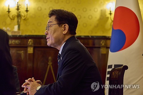 이재명 대통령, 유럽순방 중 화상 수석보좌관회의 주재