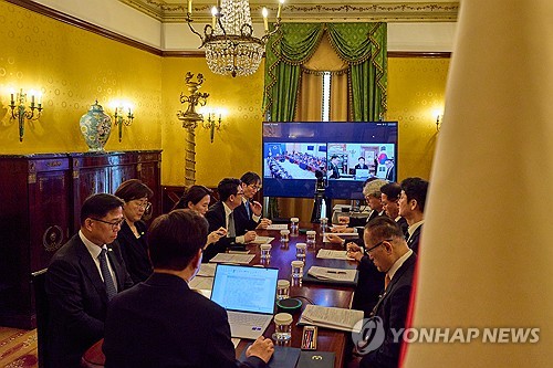 李대통령 "소형주부터 우량주까지, 주식시장 건전화해야"_정지서