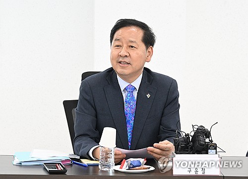 (서울=연합뉴스) 구윤철 부총리 겸 재정경제부 장관이 16일 5극 3특 산업현장 점검일환으로 해남 솔라시도를 방문, 현장 시찰 후 '기업혁신 지원 민관협의체 3차 회의'를 주재하고 있다. 2026.6.16 [재정경제부 제공. 재판매 및 DB 금지] photo@yna.co.kr