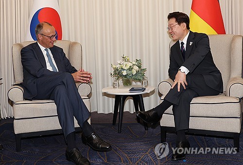 李대통령, 獨메르츠 총리와 회담…"방산 공동개발·제3국 진출 협력 모색"_정지서