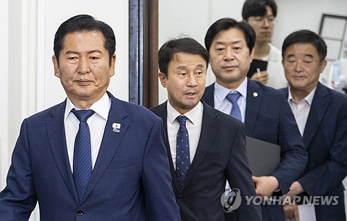 정청래 불출마 압박 이어가는 친명계…鄭, 서울공항 나오나_황남경