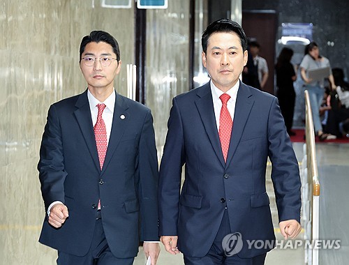 의원총회 향하는 장동혁 대표