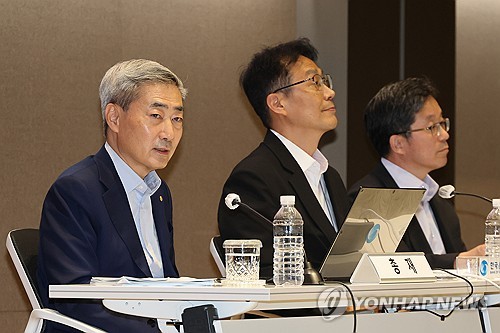 발언하는 신현송 한은총재