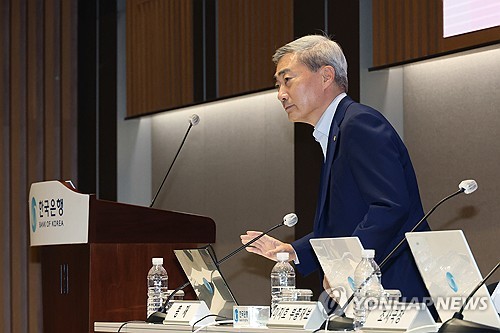 (서울=연합뉴스) 임화영 기자 = 신현송 한국은행 총재가 17일 서울 중구 한국은행 별관에서 열린 2026년 상반기 물가안정목표 운영상황 점검 기자설명회에 입장하고 있다. 2026.6.17 hwayoung7@yna.co.kr