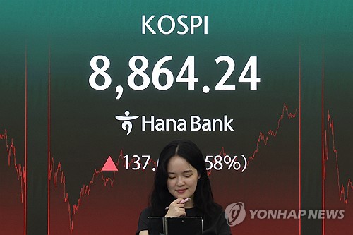 [증시-마감] 코스피, 1.58% 오른 8,864…사상 최고치로 마감_이규선