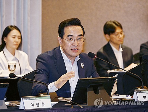 박홍근 만난 재정 전문가들 "역대급 세수, 미래투자에 적극 사용해야"_최욱