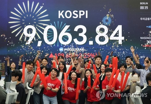 [증시-마감] 코스피, 外人 1.5조 매수 우위에 '9,000선' 안착(종합)_최정우