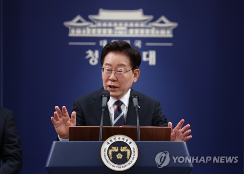 李대통령 "지지율 하락 엄중히 받아들여야"…당내 경쟁엔 "원수 싸우듯 하지 말라"_정지서