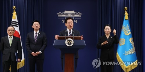 李대통령, '갤럭시·현대차' 쓰는 교황에 韓 추기경 임명 요청_정지서