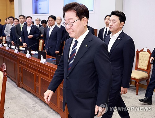 李대통령 지지율 46.7%·4.8%p↓…취임 후 첫 '데드크로스'[리얼미터]_황남경