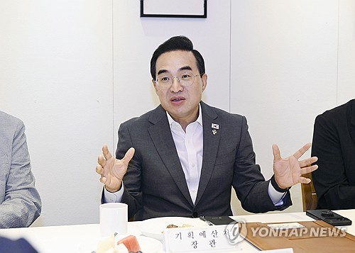 장애인단체 "3급 단일 장애인도 장애인연금"…박홍근 "확대 검토"_박준형