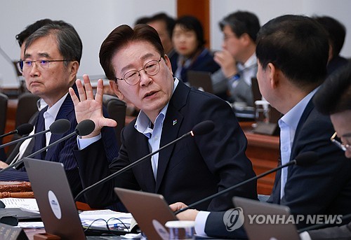 (서울=연합뉴스) 한상균 기자 = 이재명 대통령이 23일 청와대에서 열린 국무회의 겸 비상경제점검회의에서 부처 보고를 마친 구윤철 부총리 겸 재정경제부 장관에게 질문하고 있다. 2026.6.23 xyz@yna.co.kr