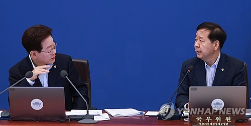 (서울=연합뉴스) 한상균 기자 = 이재명 대통령이 23일 청와대에서 열린 국무회의 겸 비상경제점검회의에서 부처 보고를 마친 구윤철 부총리 겸 재정경제부 장관에게 질문하고 있다. 2026.6.23 xyz@yna.co.kr