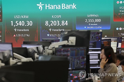 (서울=연합뉴스) 박동주 기자 = 코스피가 10% 가까이 급락해 8,200선을 간신히 지키며 마감한 23일 서울 중구 하나은행 딜링룸에서 직원이 업무를 보고 있다. 2026.6.23 pdj6635@yna.co.kr