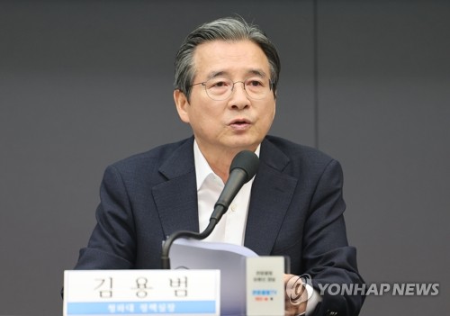 발언하는 김용범 정책실장