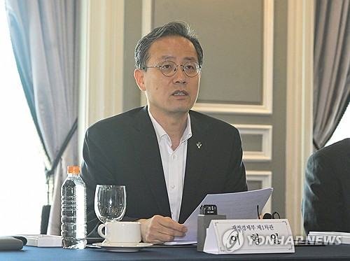재경차관, 수입란 유통업체 찾아 수급 점검…"가격안정 최선"_최욱