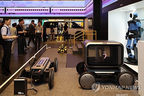 아틀라스 로봇 살펴보는 방문객들