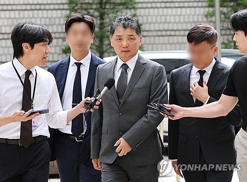 'SM 시세조종 혐의' 카카오 김범수 항소심 첫 공판 출석(종합)_한종화