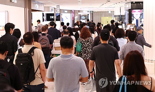 여름 정기세일 맞아 붐비는 백화점