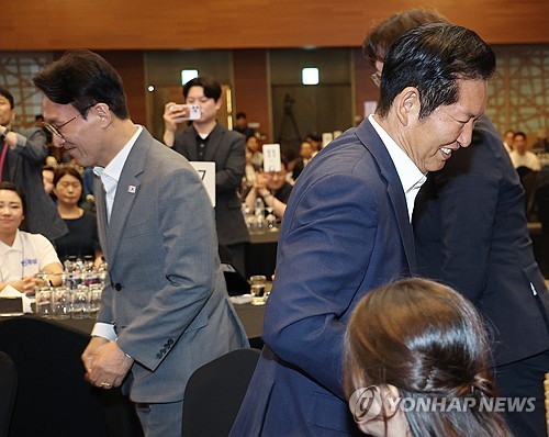 청년 당선인 워크숍 참석한 김민석 총리-정청래 전 대표