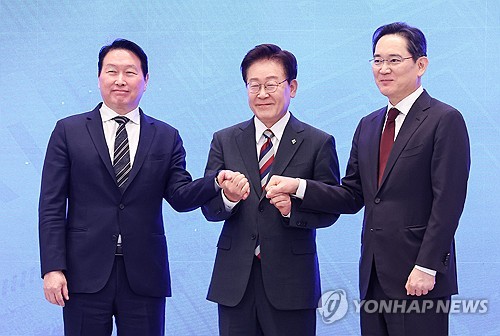 손잡은 이재명 대통령과 이재용ㆍ최태원 회장