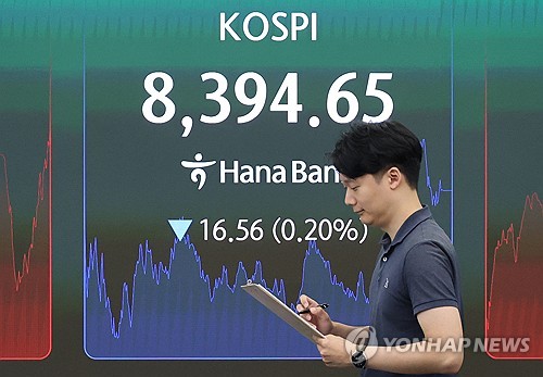 코스피, 7.7조 매물 폭탄에도 약보합…코스닥 8% 급등_신민경