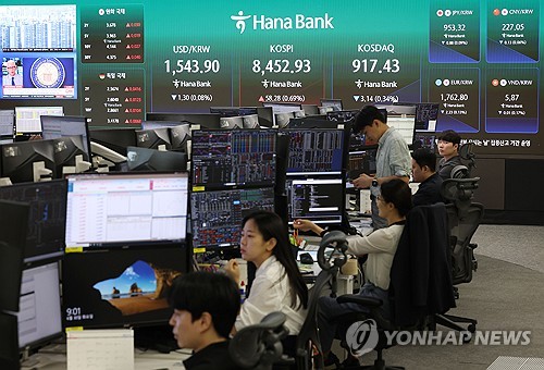 (서울=연합뉴스) 이지은 기자 = 서울외환시장이 오는 6일 정식 24시 전환을 앞두고 있는 가운데 30일 서울 중구 하나은행 딜링룸에서 직원들이 업무를 보고 있다. 2026.6.30 jieunlee@yna.co.kr