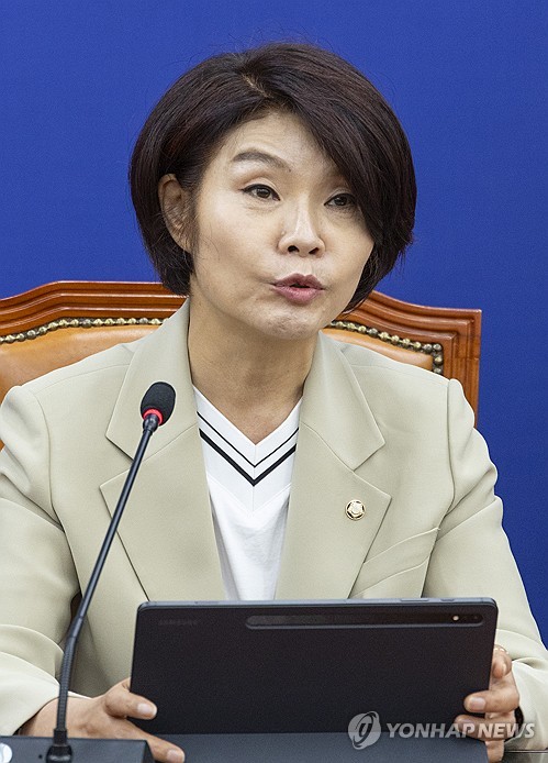 원내대책회의에서 발언하는 한정애 정책위의장