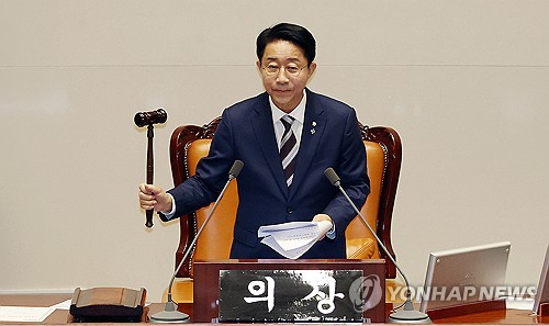 상임위원장 선거 결과 발표하는 조정식 국회의장