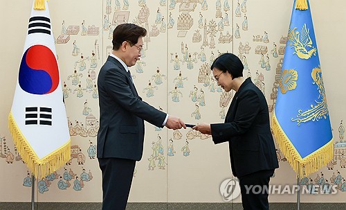 李대통령, 한성숙 총리 임명장 수여…2기 내각 구성 '시동'_정지서
