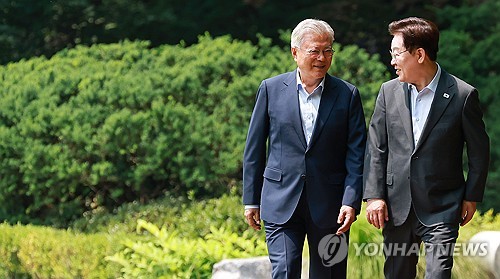 文 "광주 메가프로젝트 기분 좋았다"…李 "문 정부 재생에너지 기반 덕분"_정지서