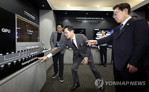 이재용 삼성전자 회장 설명 듣는 이재명 대통령