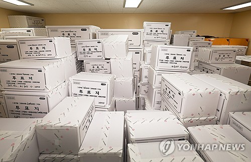 개표소에 쌓여 있는 투표용지 보관상자