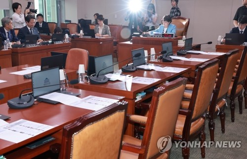 법사위 첫 전체회의 산회