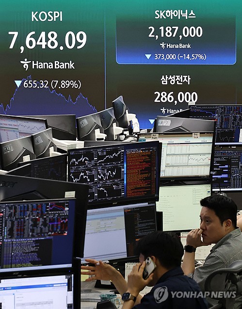 '반도체 추락'에 급락 마감한 코스피