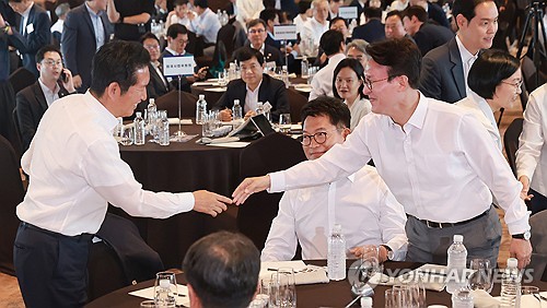인사하는 민주당 정청래 전 대표와 김민석 전 총리