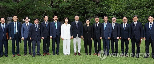 고위당정협의회 기념촬영하는 한성숙 국무총리