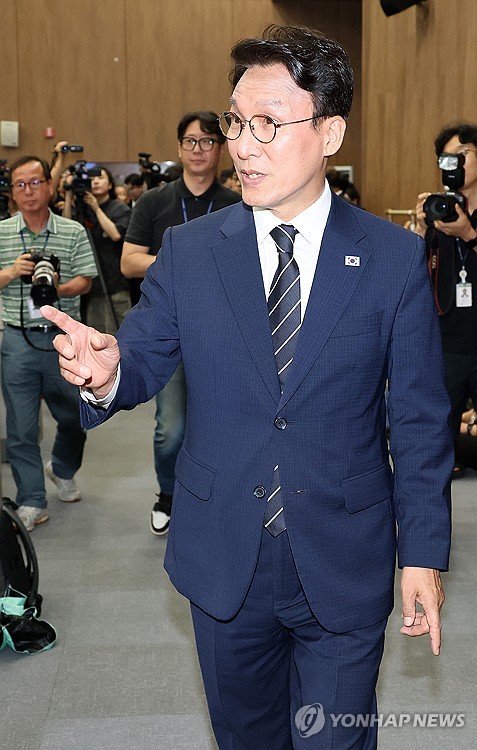 당 대표 출마 선언 위해 소통관 향하는 김민석 전 국무총리