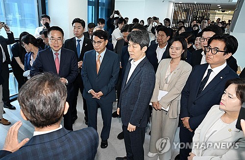 중앙선관위 전산실 향하는 국조특위