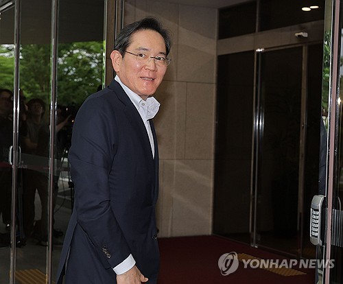 선밸리 콘퍼런스 행사 참석차 이동하는 이재용 회장