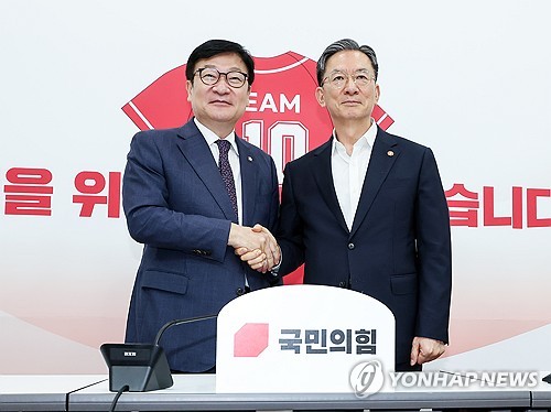 악수하는 정점식 원내대표와 정성호 법무부 장관
