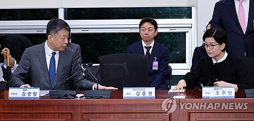 얘기 나누는 김광일 MBK 부회장과 조주연 홈플러스 대표