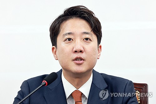 개혁신당 최고위원회의에서 발언하는 이준석 대표