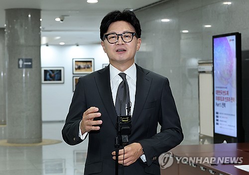 기자들 질문에 답하는 한동훈 의원