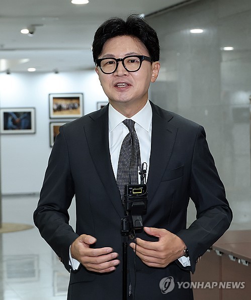 기자들 질문에 답하는 한동훈 의원