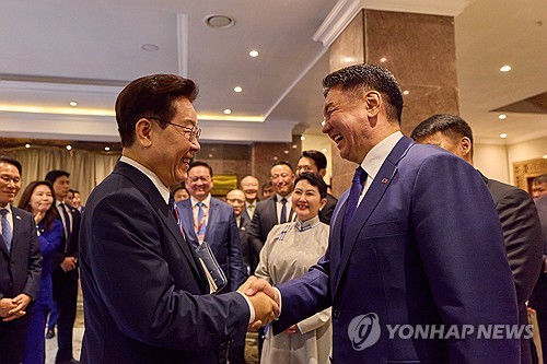 악수하는 한-몽골 정상