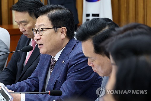 원내대책회의 발언하는 정점식 원내대표