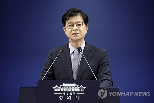 인사 브리핑 하는 성기홍 홍보수석