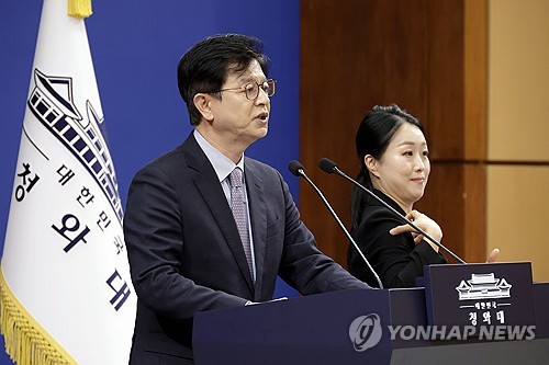 인사 브리핑 하는 성기홍 홍보수석