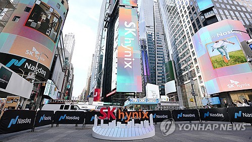 타임스스퀘어 재생되는 SK하이닉스 브랜드 영상
